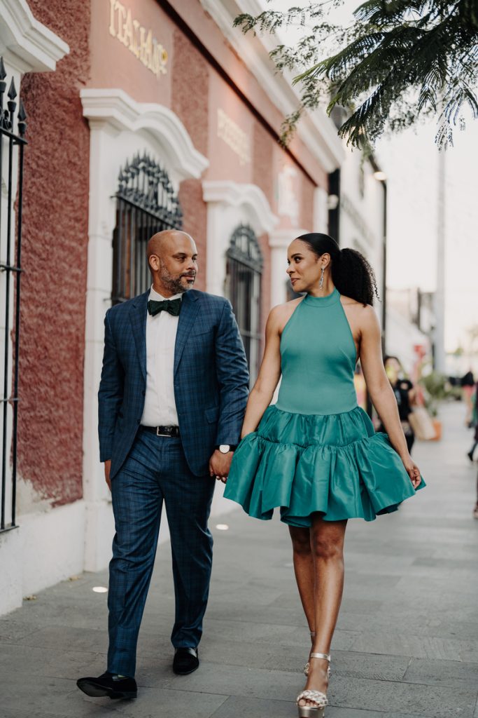 The couple walking through San José del Cabo